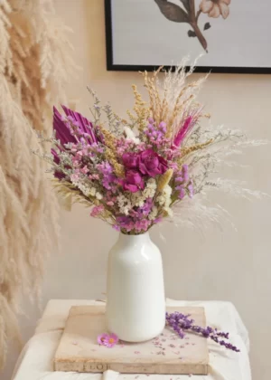 Delicado jarrón de flores secas y preservadas en color beig y